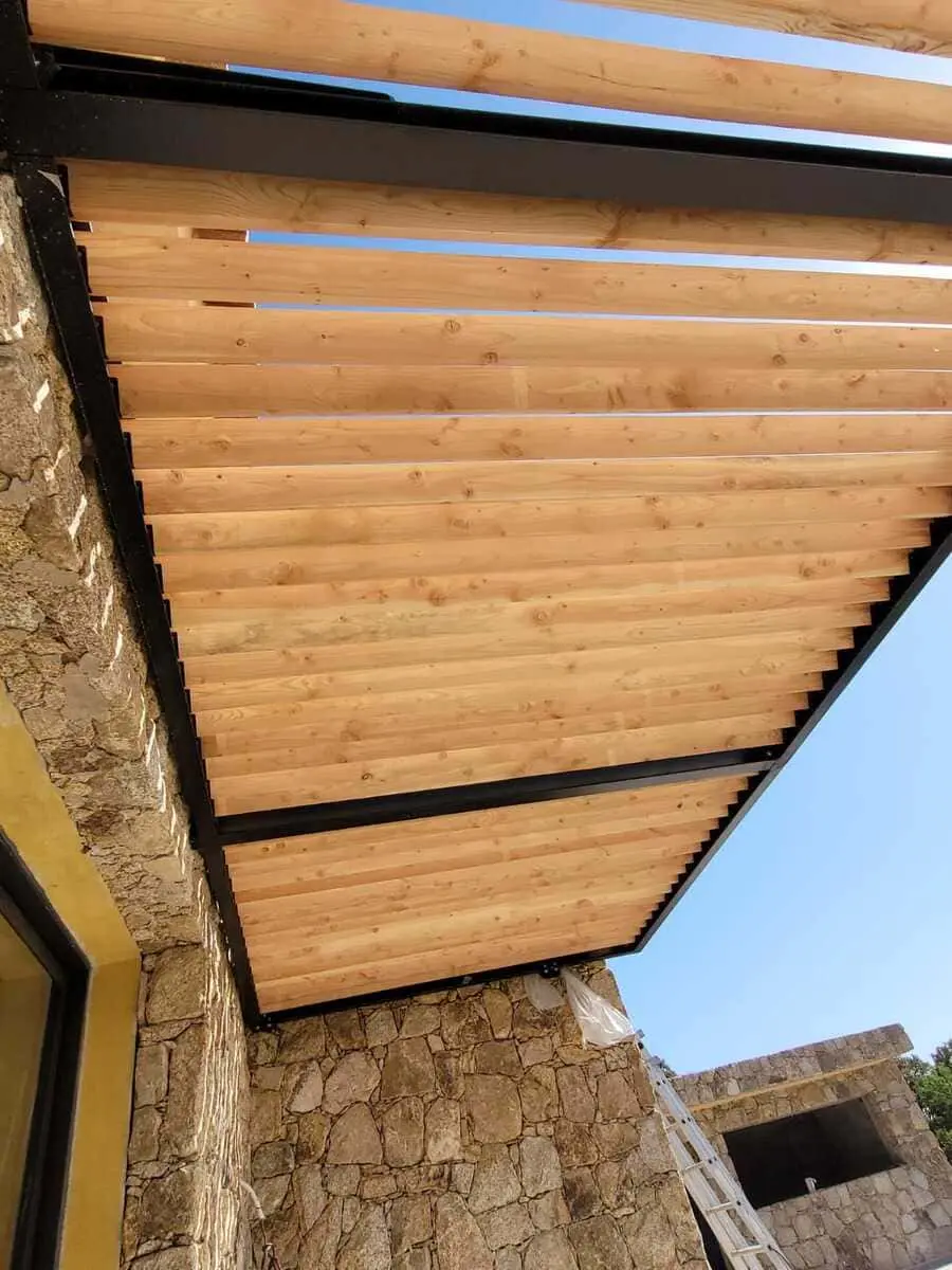 Pergola bois conçue et posée par FM Baies.