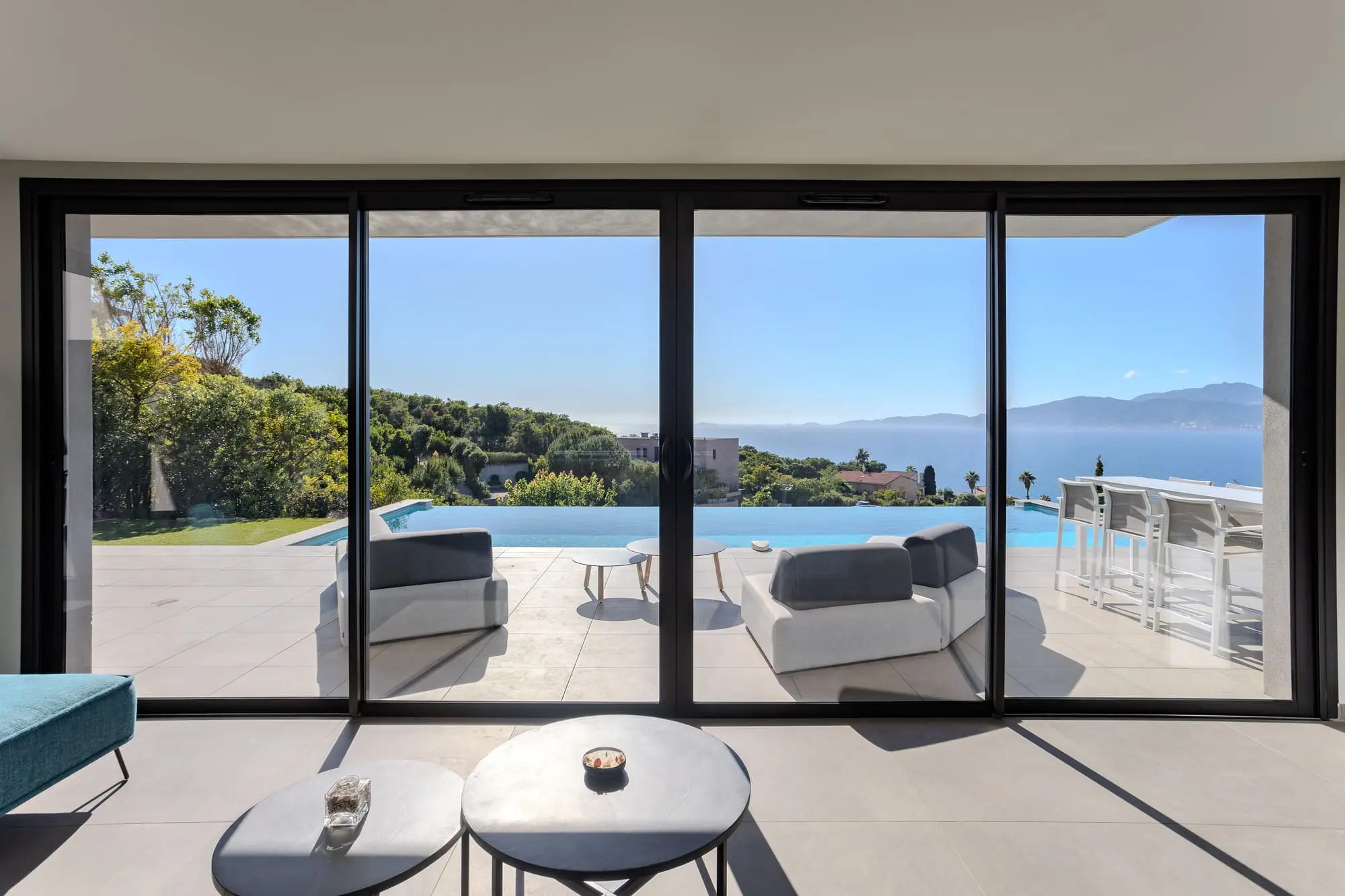 Baie Vitrée à Galandage à Corte : Espace et Vue Panoramique - FM Baies