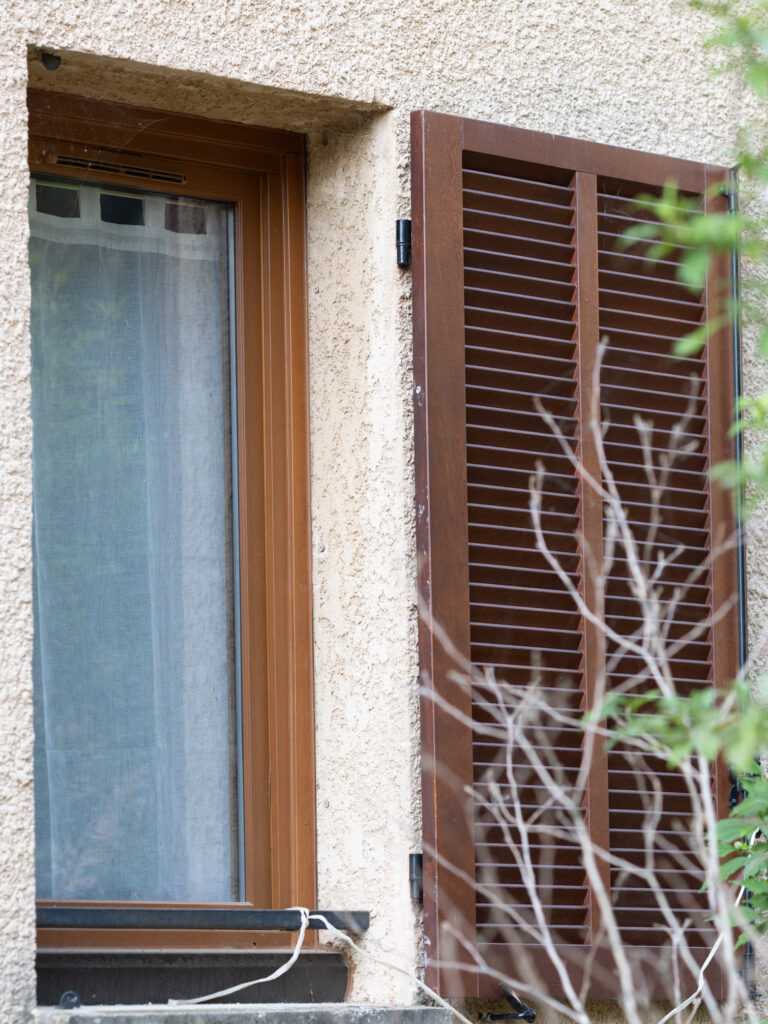 Volet PVC battant à Bastia : allier tradition et performance - FM Baies