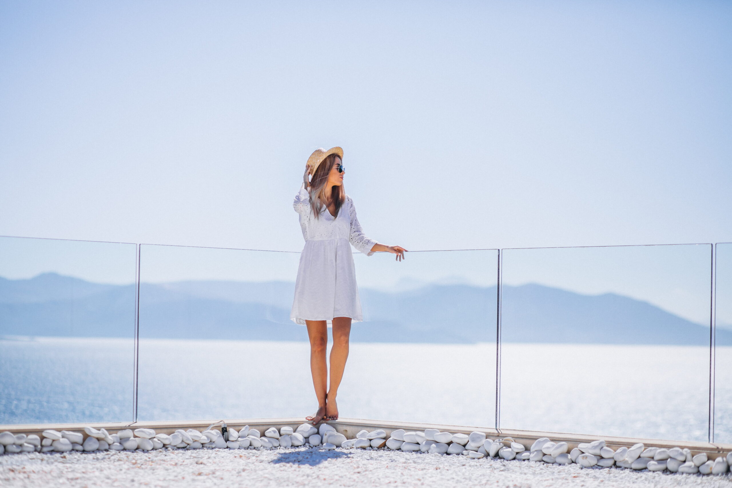femme devant garde-corps terrasse vue mer